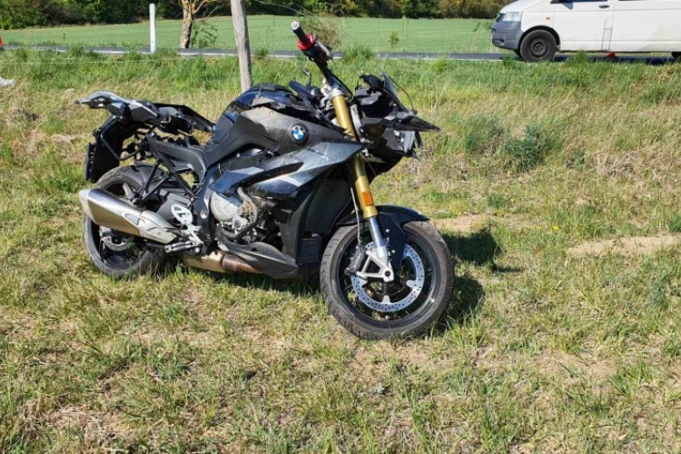 Meghalt egy motoros a 82-es főúton