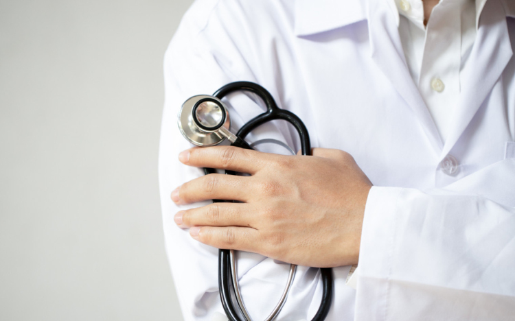 Pszichiáter és álorvos ellen emeltek vádat vesztegetés miatt Zalában