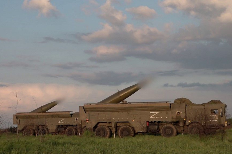 Megkezdődött a taktikai atomfegyverek bevetésére kiképző orosz hadgyakorlat