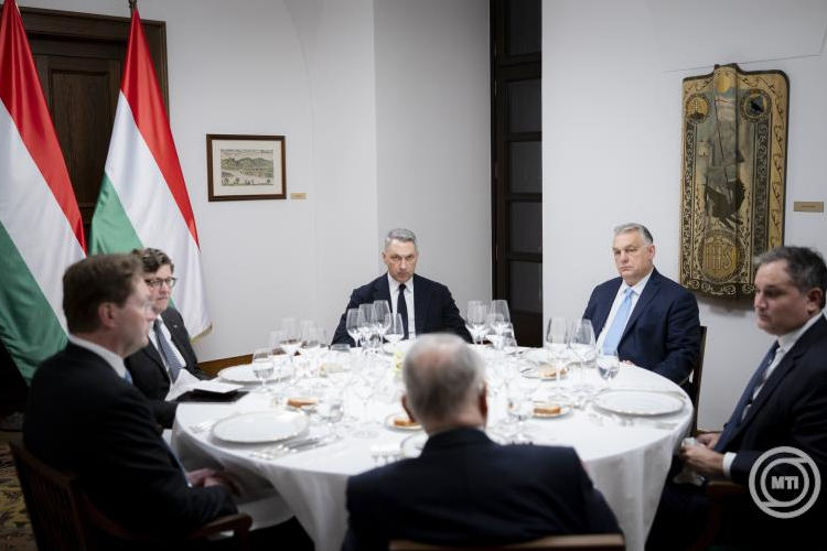 Orbán Viktor együtt vacsorázott a Mercedes-Benz Group AG igazgatótanácsának elnökével