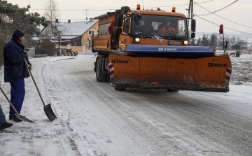 Borsodban útlezárásokat okoznak a hóakadályok