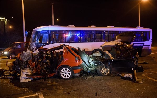 Busz és két autó ütközött Salgótarjánban – egy ember meghalt