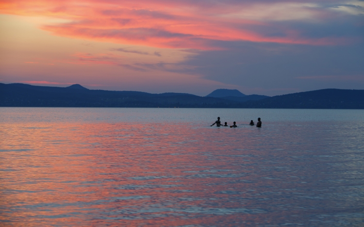 Razziát indít a Balatonnál a NAV