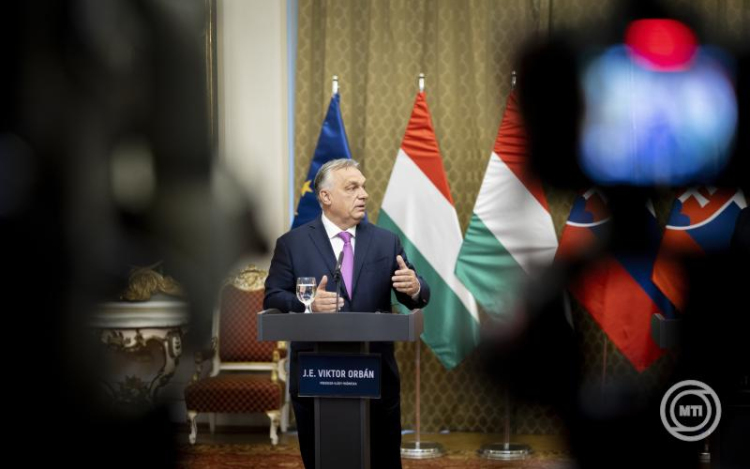 Orbán Viktor az Egyesült Arab Emírségekben tárgyal